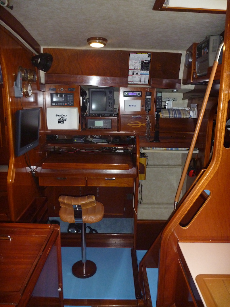  Amel Super Maramu 2000 Navigation station 