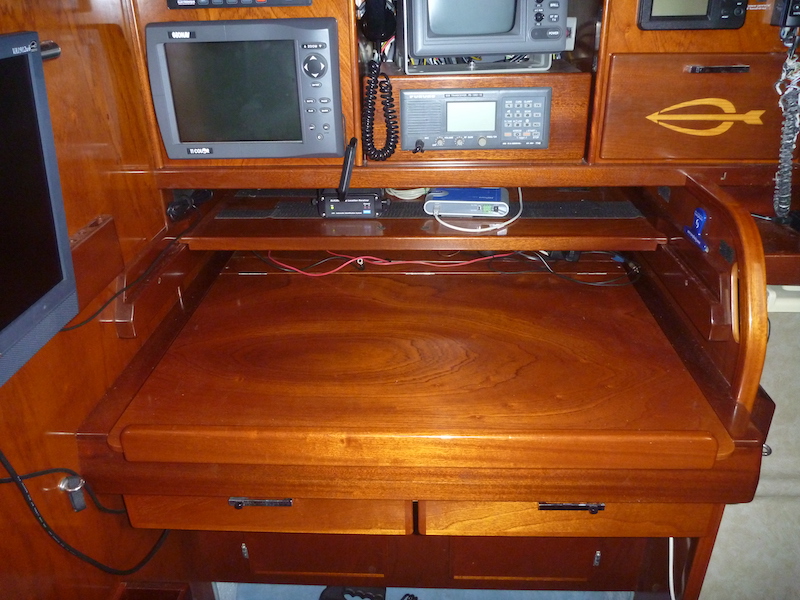  Amel Super Maramu 2000 Navigation station 