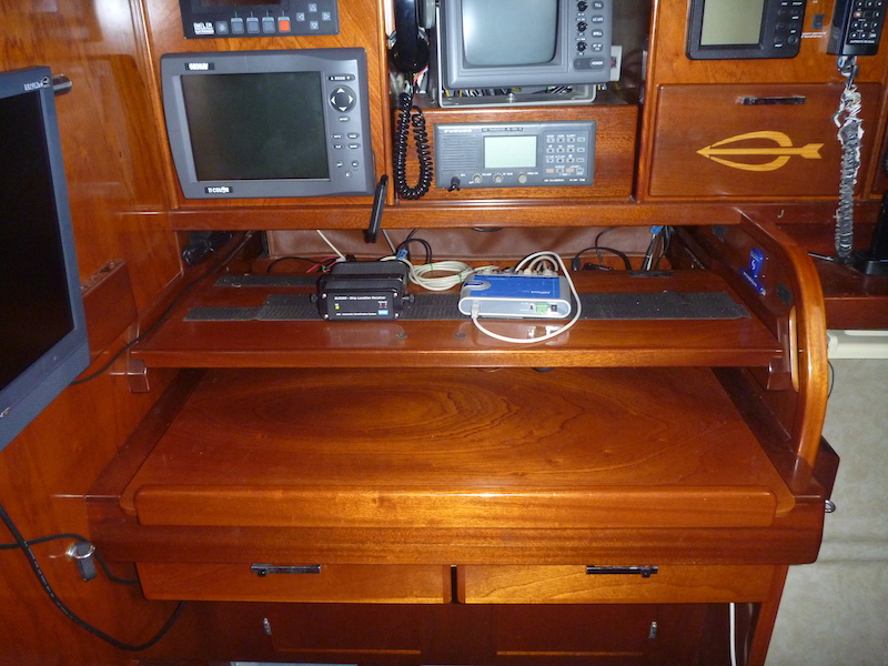  Amel Super Maramu 2000 Navigation station 