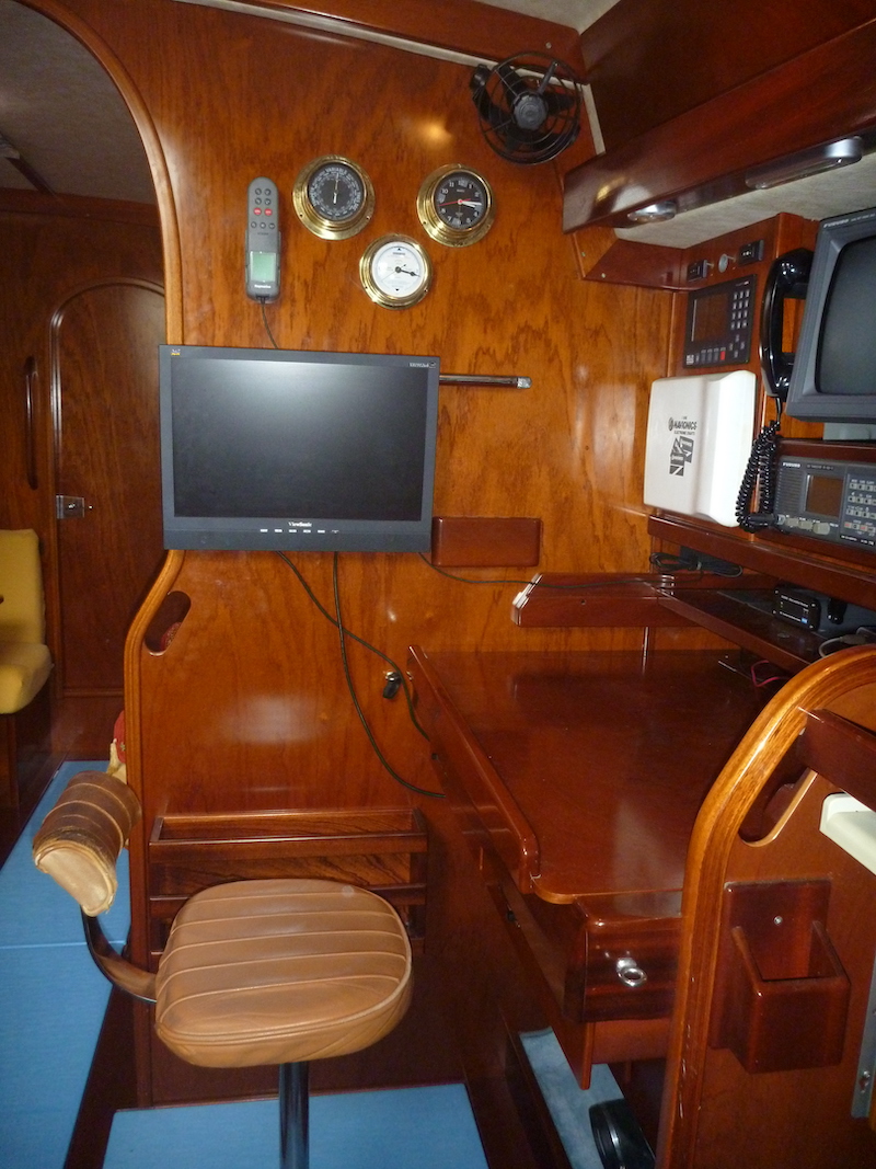  Amel Super Maramu 2000 Navigation station 