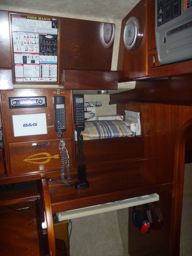  Amel Super Maramu 2000 Navigation station 