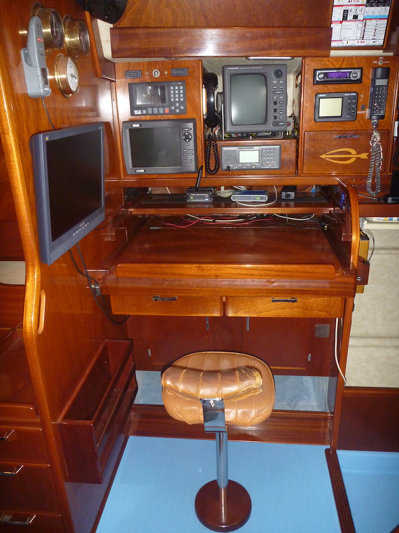  Amel Super Maramu 2000 Navigation station 