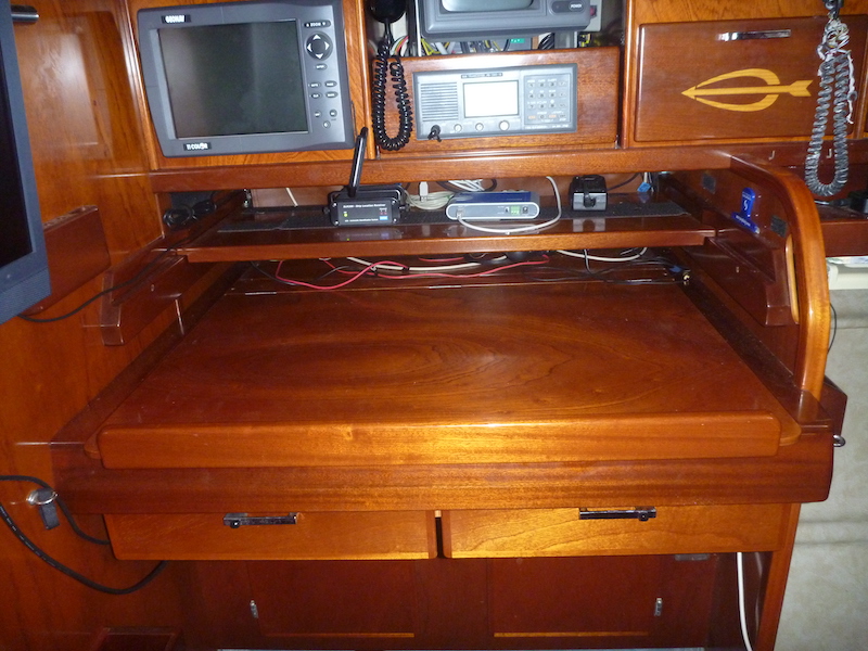  Amel Super Maramu 2000 Navigation station 