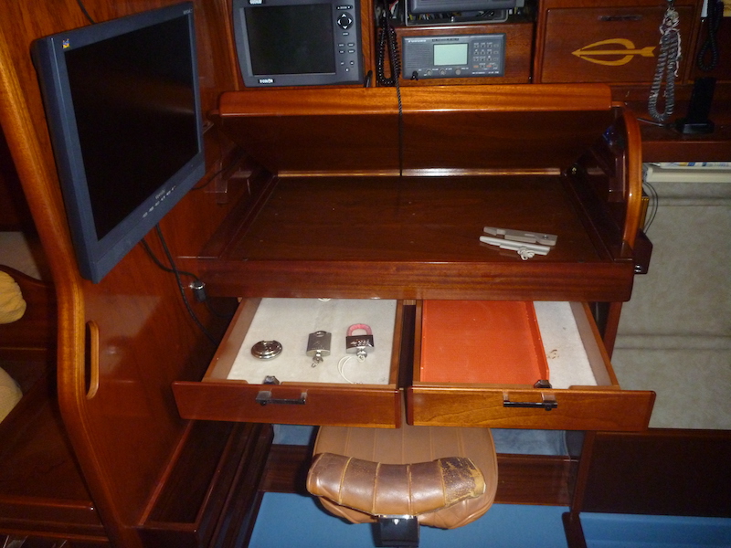  Amel Super Maramu 2000 Navigation station 