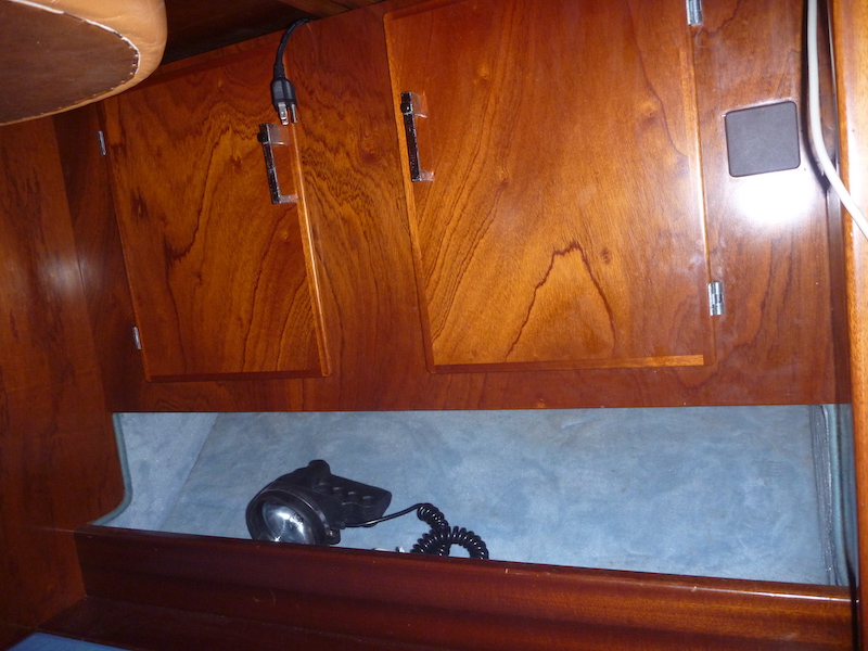  Amel Super Maramu 2000 Navigation station 