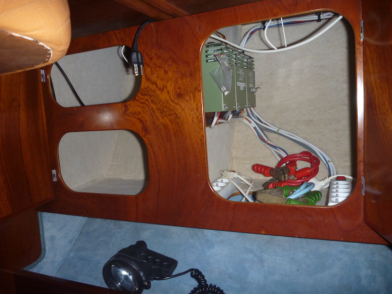  Amel Super Maramu 2000 Navigation station 